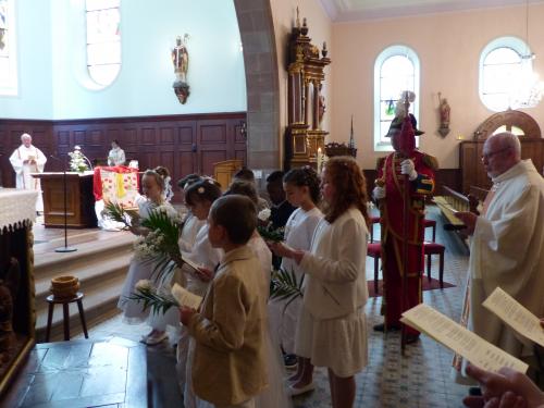 Les jeunes chantent devant l'autel de Marie.