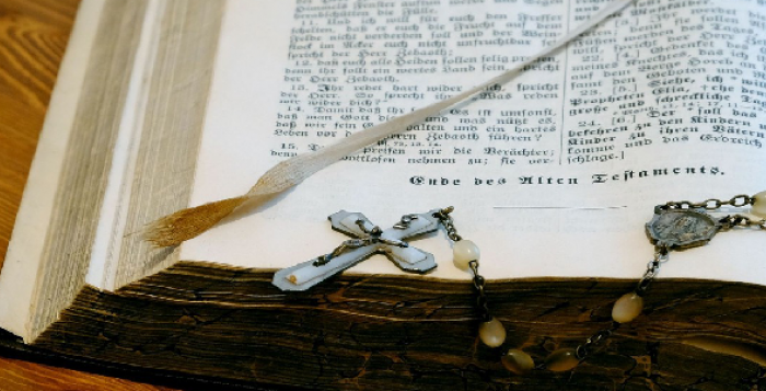 Bible avec un chapelet